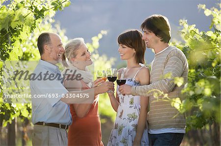 Famille griller dans le vignoble