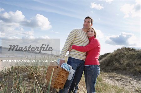Couple embrassant à la plage