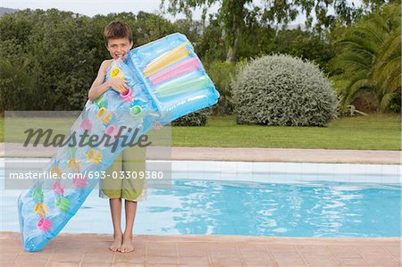 Garçon (10-12) sauter matelas gonflable de piscine