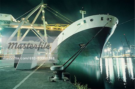 Containerschiff geladen wird im dock bei Nacht