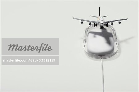 Jumbo jet sur une souris d'ordinateur apple macintosh, composite numérique