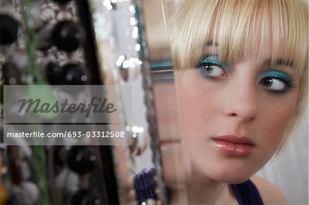 Adolescente (16-17) regardant dans le miroir