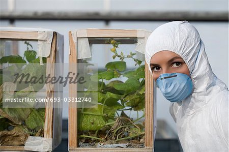 Travailleur dans le masque et costume de plantes, portrait