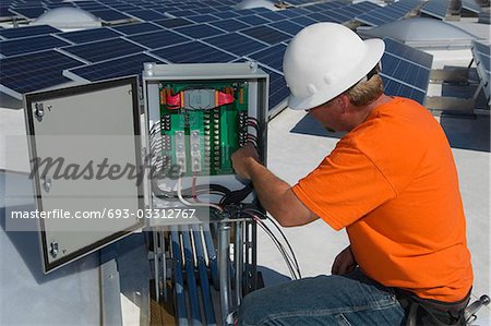 Ingénieur en électricité des panneaux solaires à la centrale solaire