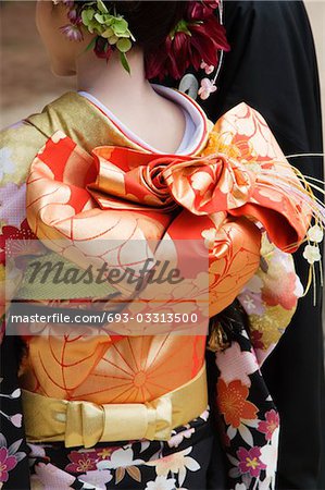 Femme japonaise en Kimono et Obi élaborée