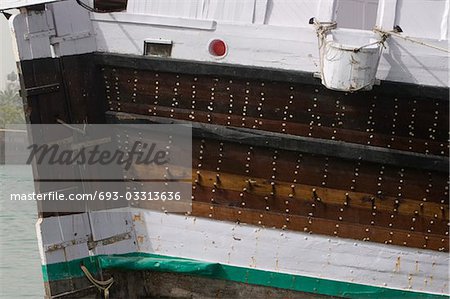 Dubaï, Émirats Arabes Unis, les Dhows, vieux voiliers en bois, sont amarrés le long du côté de Deira de Dubaï Creek.