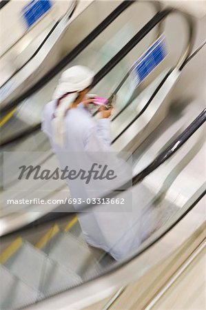 Dubai, VAE, ein Mann kleidete sich traditionell in einem Dishdash und Gutra, weißes Gewand und Kopfschmuck.