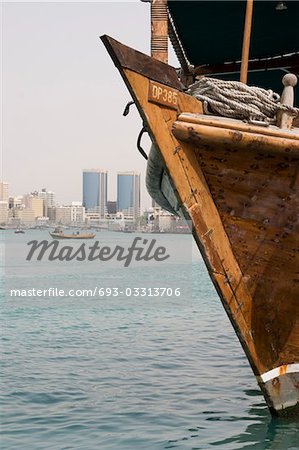 Dubai, Vereinigte Arabische Emirate, alte Holzdau angedockt am Dubai Creek, Rolex Türme von Deira in Ferne