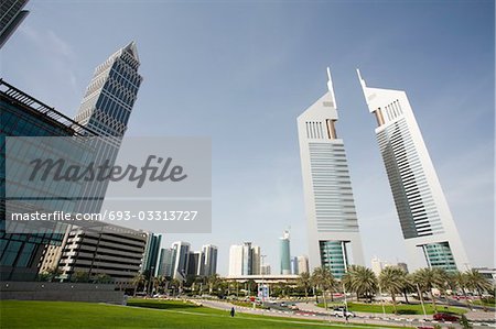 Dubai, Vereinigte Arabische Emirate, Ansicht der Emirates Towers an der Sheikh Zayed Road