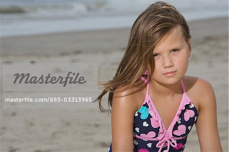 Jolie Petite Fille De 6 à 7 Ans Assise Sur Le Front De Mer à L