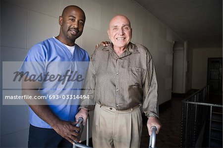 Personnel médical avec le vieil homme