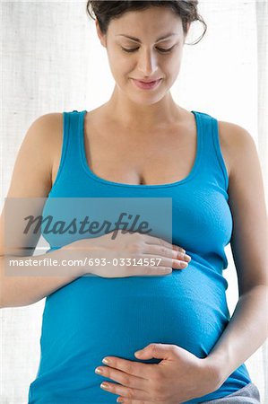 Ventre de femme enceinte holding