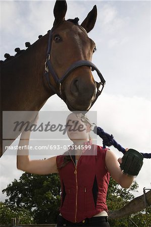 Mädchen Pflege Pferd