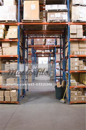 Boîtes en carton sur les étagères de l'entrepôt de distribution