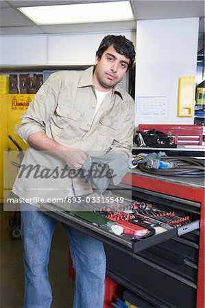 Mann in der Werkstatt mit Werkzeugen