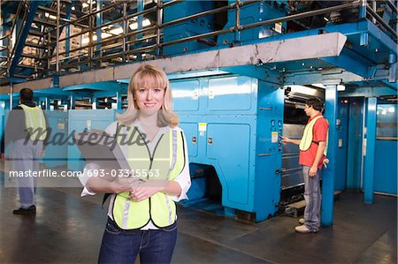 Femme travaillant dans une usine de journal, portrait