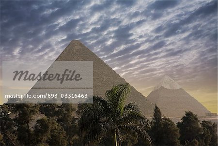 Les grandes pyramides