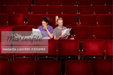 Junge Frauen sitzen im Theater-Stände