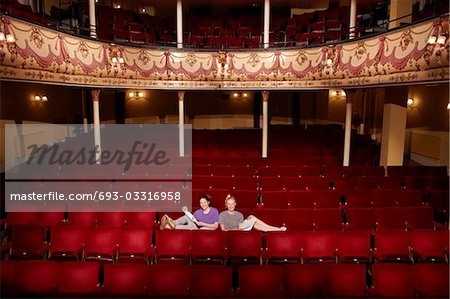 Junge Frauen sitzen im Theater-Stände