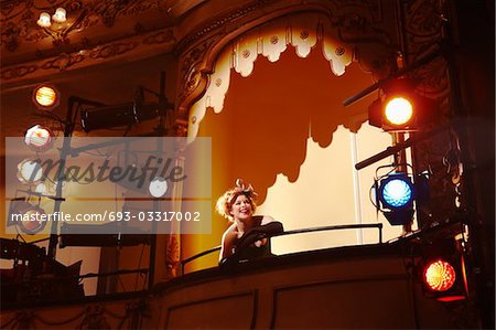 Junge Frau im Theater-Feld