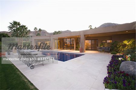 Zone de la piscine avec chaises longues, maison à Palm Springs
