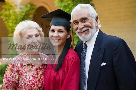 Diplômé et grands-parents à l'extérieur, portrait