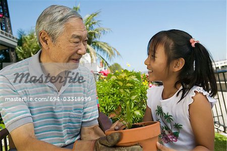 Grand-père et petite-fille de jardinage