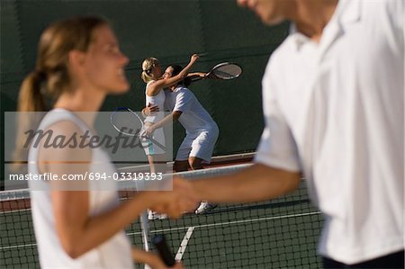 Tennis joueurs secouant les mains au Net, vue latérale