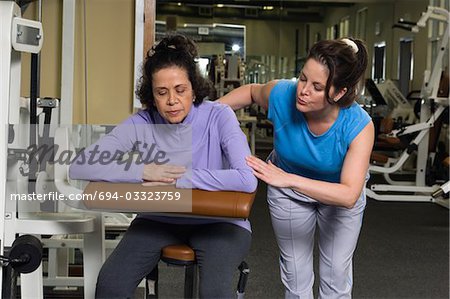 Formateur Assistant Senior femme sur Machine d'exercice
