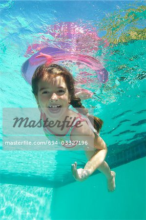 Mädchen mit aufblasbaren raft unter Wasser im Schwimmbad, Porträt