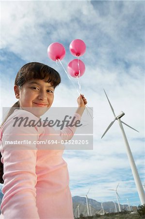 Mädchen (7-9) Betrieb Ballons bei wind Farm, Porträt