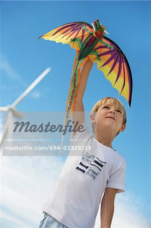 Junge (7-9) spielen mit Kite Wind Farm