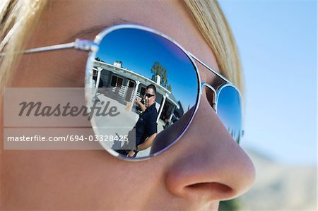 Officier de police reflétée dans lunettes de soleil