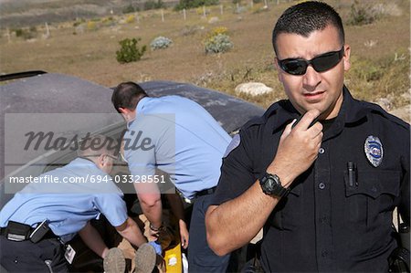 Portrait de l'officier de police, personnel paramédical secourir la victime d'accident de voiture en arrière-plan
