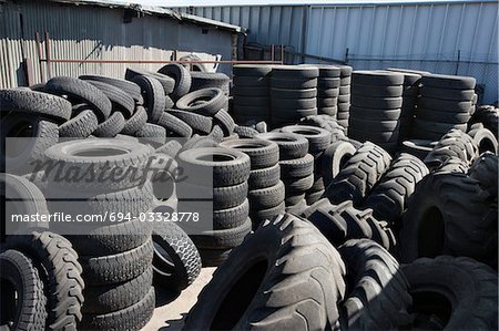 Vieux pneus dans le centre de recyclage