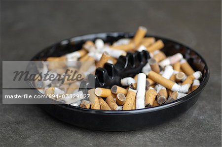 Volle Aschenbecher Zigaretten auf Tisch, Nahaufnahme