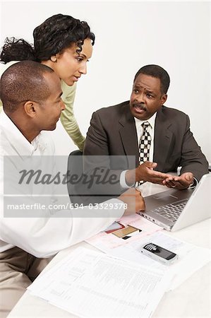 Couple parlant avec comptable