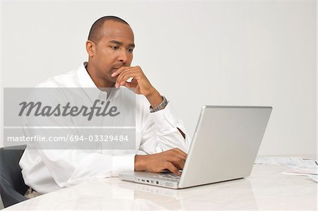 Mann mit einem Laptop