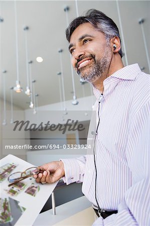 Kaufmann mit Telefon Earbud Kopfhörer