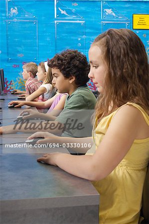 Enfants d'âge scolaire à l'aide d'ordinateurs dans la salle de classe