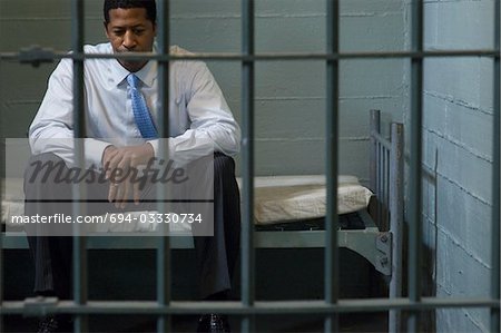 Geschäftsmann, sitzen in Gefängniszelle