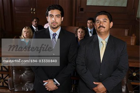 Deux hommes debout dans la Cour, portrait