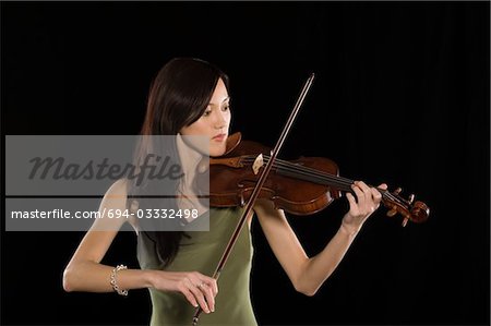 Jeune femme asiatique joue du violon