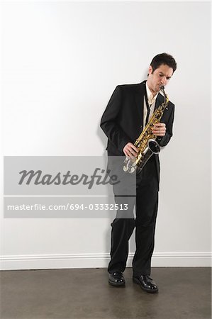 Peuplements Mid homme adulte costume jouer du saxophone