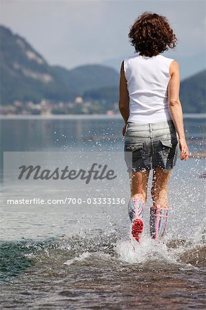 Femme marchant dans l'eau peu profonde, Fuschlsee, Salzbourg, Autriche,
