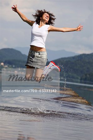 Femme sautant dans l'eau peu profonde, Fuschlsee, Salzbourg, Autriche