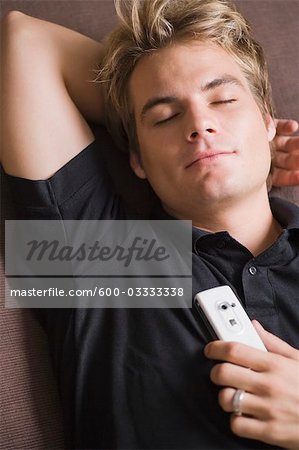 Homme sieste avec téléphone portable