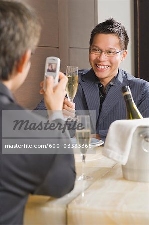 Homme qui prend la photo de partenaire avec le téléphone appareil photo
