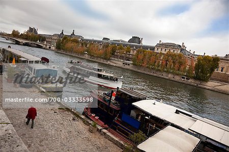 Vue de Barges sur les bords de Seine, Paris, Ile-de-France, France