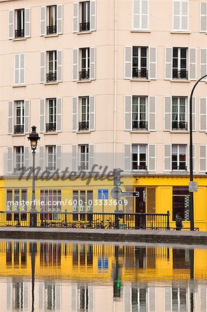 Bâtiment au Canal St Martin, Paris, Ile-de-France, France